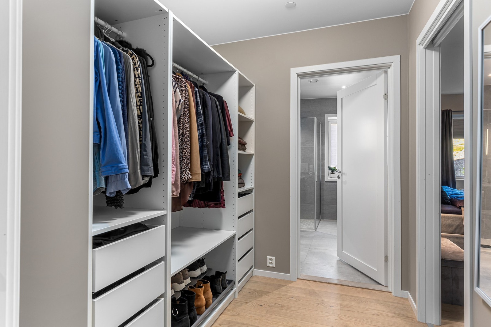 Gang ved soverom og bad. Perfekt for garderobeskap/oppbevaring eller hjemmekontor. Galleribilde