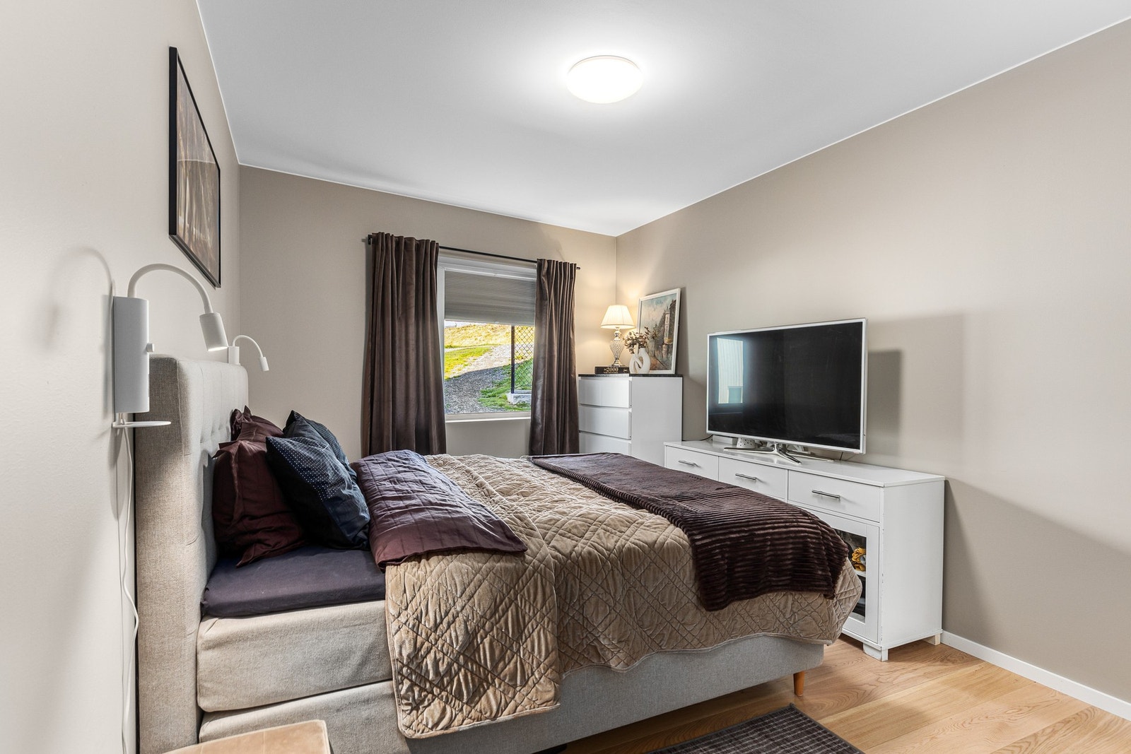 Hovedsoverommet er på hele 14kvm og har god plass stor seng og tilhørende møblement. Galleribilde