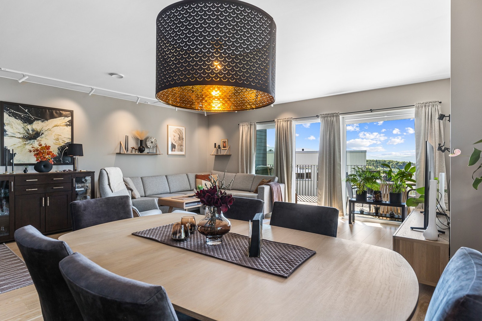 Leiligheten har en barnevennlig og flott beliggenhet på Heimdal. Gangavstand til skoler, barnehager, dagligvarebutikk og bussholdeplass. Galleribilde