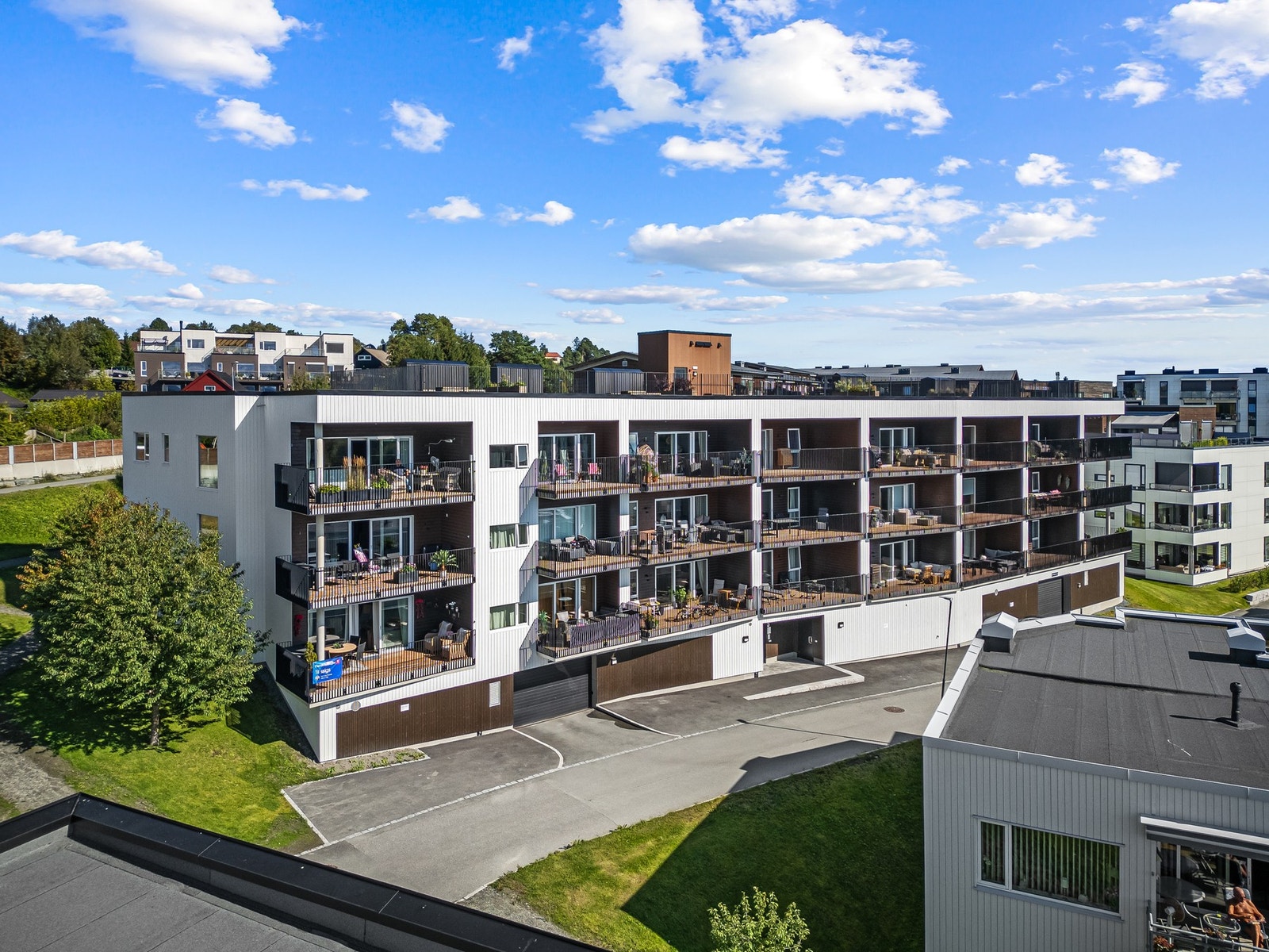 Bussen til midtbyen går hvert 10. minutt og Heimdal sentrum er kun 4 minutters biltur unna. Her har du alt du trenger i en gjennomsnittlig uke, som butikker og restauranter. City Syd og Tillerbyen er dessuten bare en svipptur unna og dekker de fleste shop Galleribilde