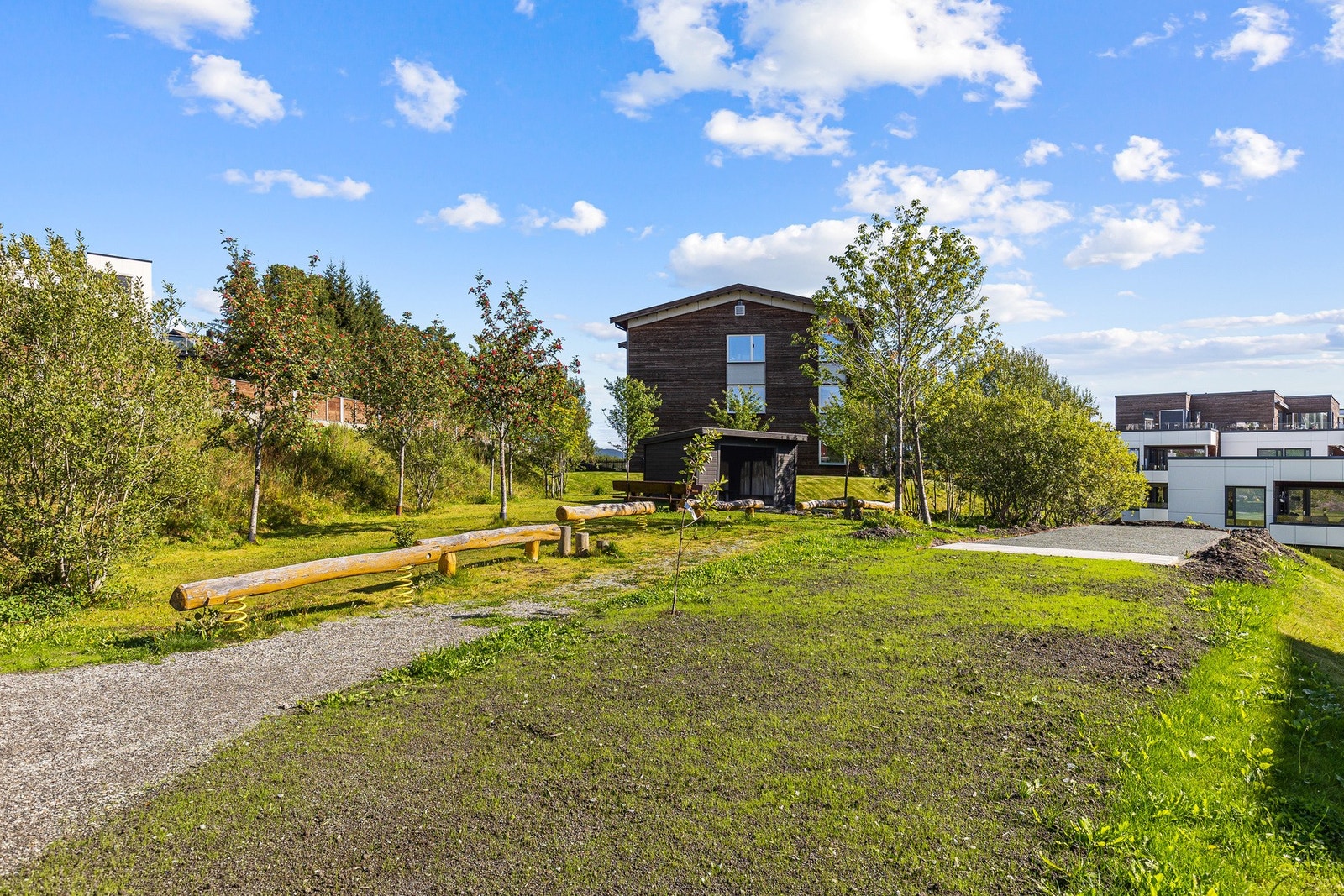Rett ved leiligheten finner du flotte grøntarealer og fellesarealer som beboere i nærområdet kan benytte seg av. Her har man en flott grillhytte, benker og Bocce bane m.m. Galleribilde