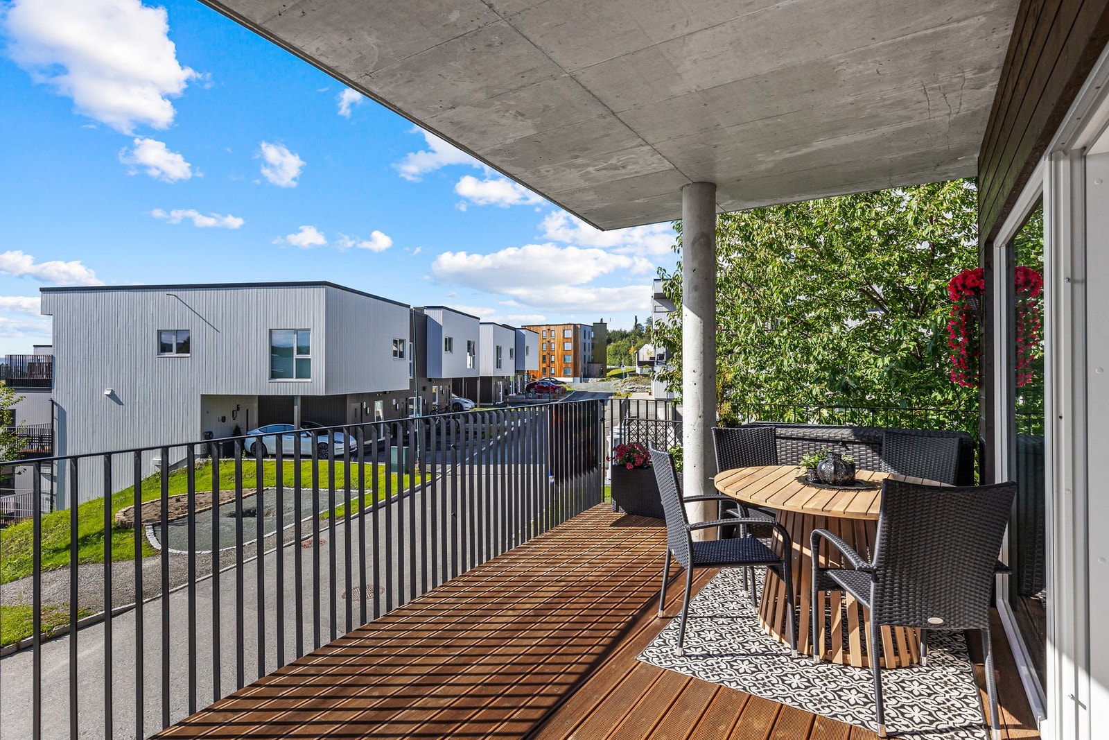God plass til ønsket utemøblement. Leiligheten ligger ved en blindvei med lite trafikk. Galleribilde