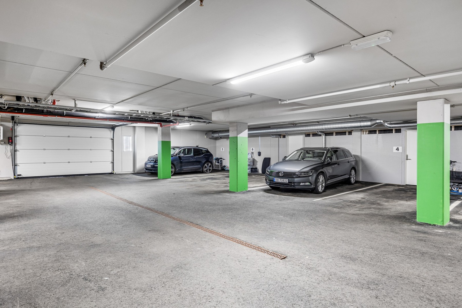 Det medfølger fast parkeringsplass i kjeller med muligheter for el-billader. Det er også muligheter for leie av en ekstra parkeringsplass ved behov. Galleribilde