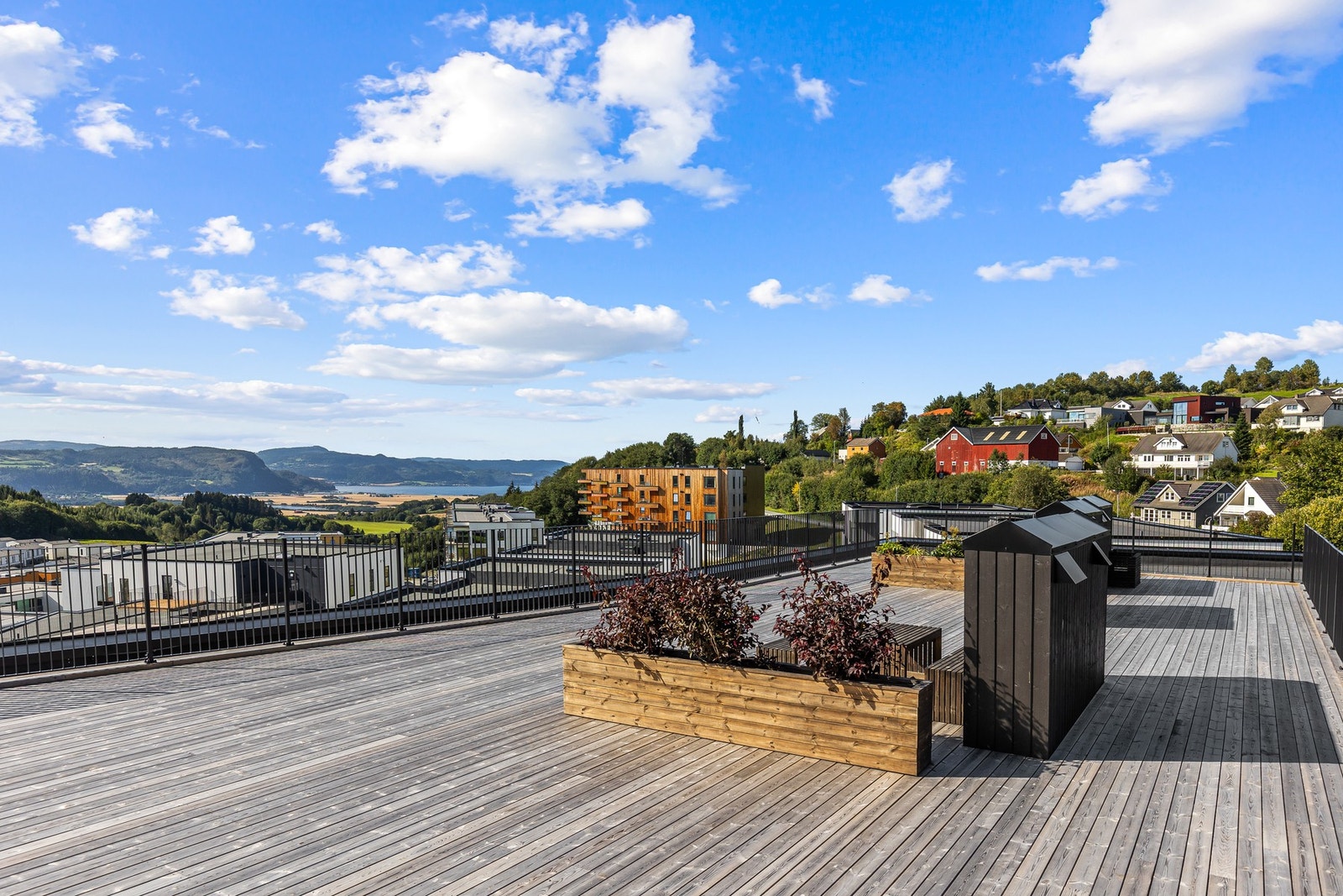 Takterrasse som kan benyttes av beboere i sameiet. Her er det felles utemøbler som kan disponeres. Her kan du nyte solen hele dagen, samt flott utsikt mot Øysand. Galleribilde