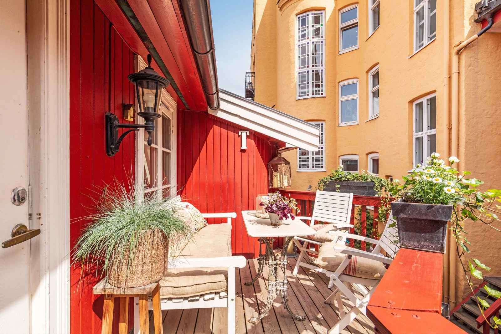 Balkong ut mot gårdsplass. Galleribilde