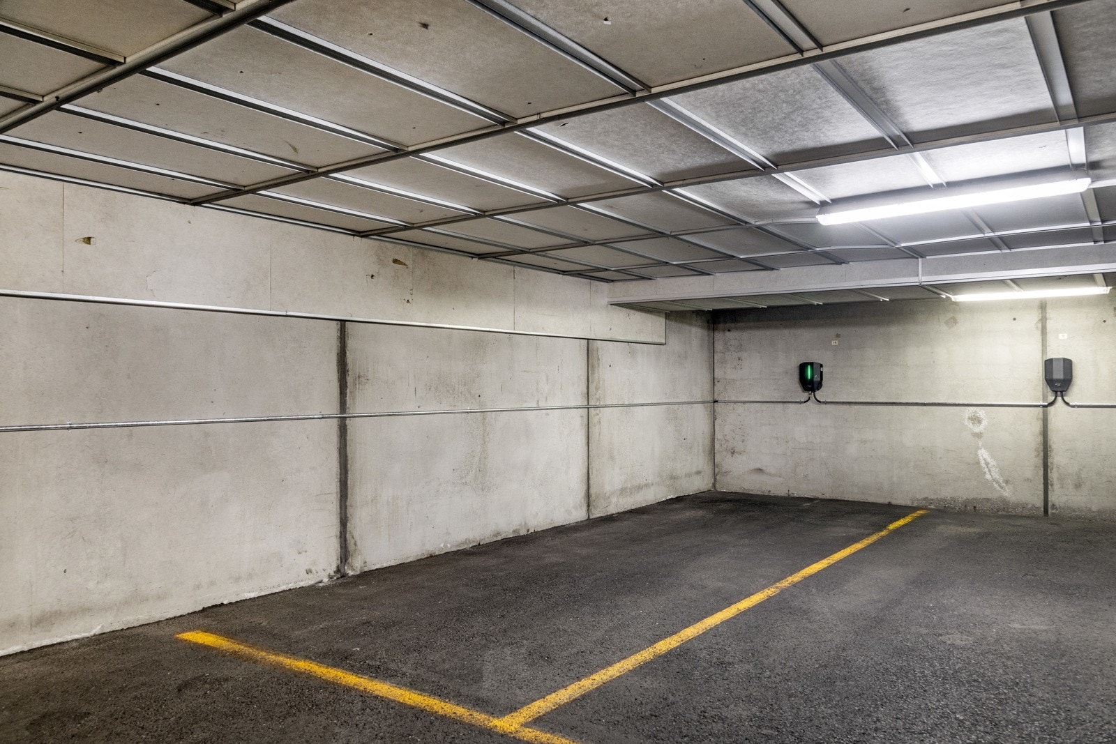 Det er mulig å overta leiekontrakt for parkering i Brinken 18 med el-billader. Kr 2000/mnd. avtales med eier av plassen. Galleribilde