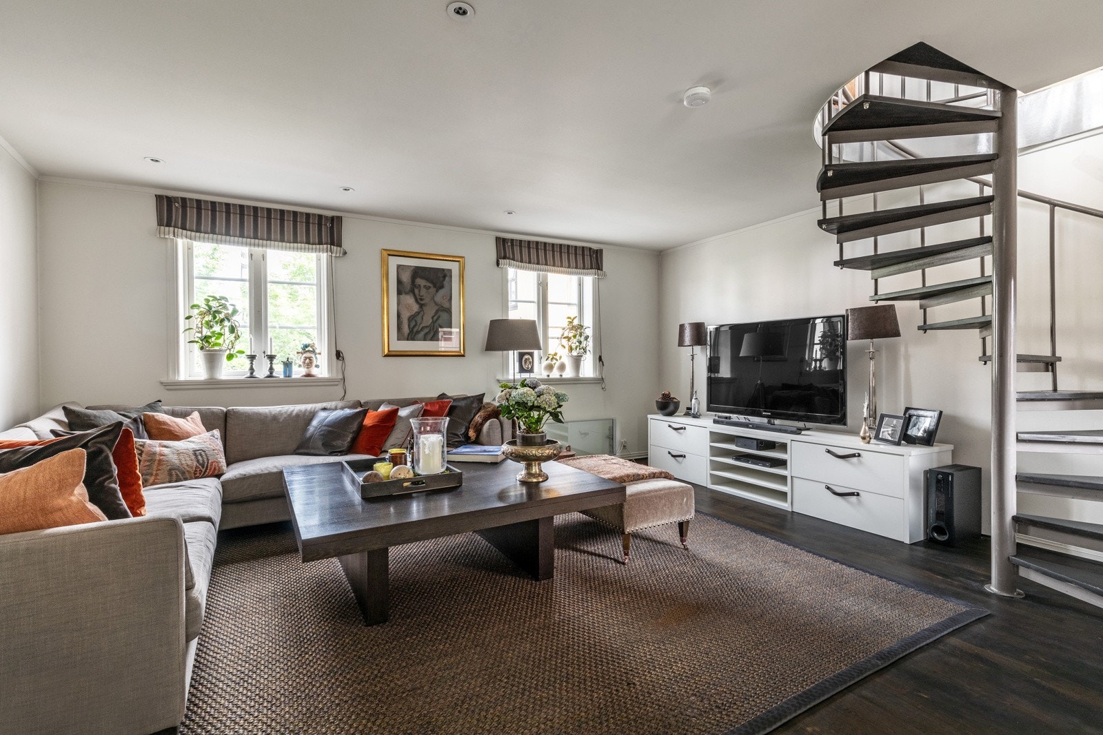 Stue med trapp opp til loftsstue. Galleribilde