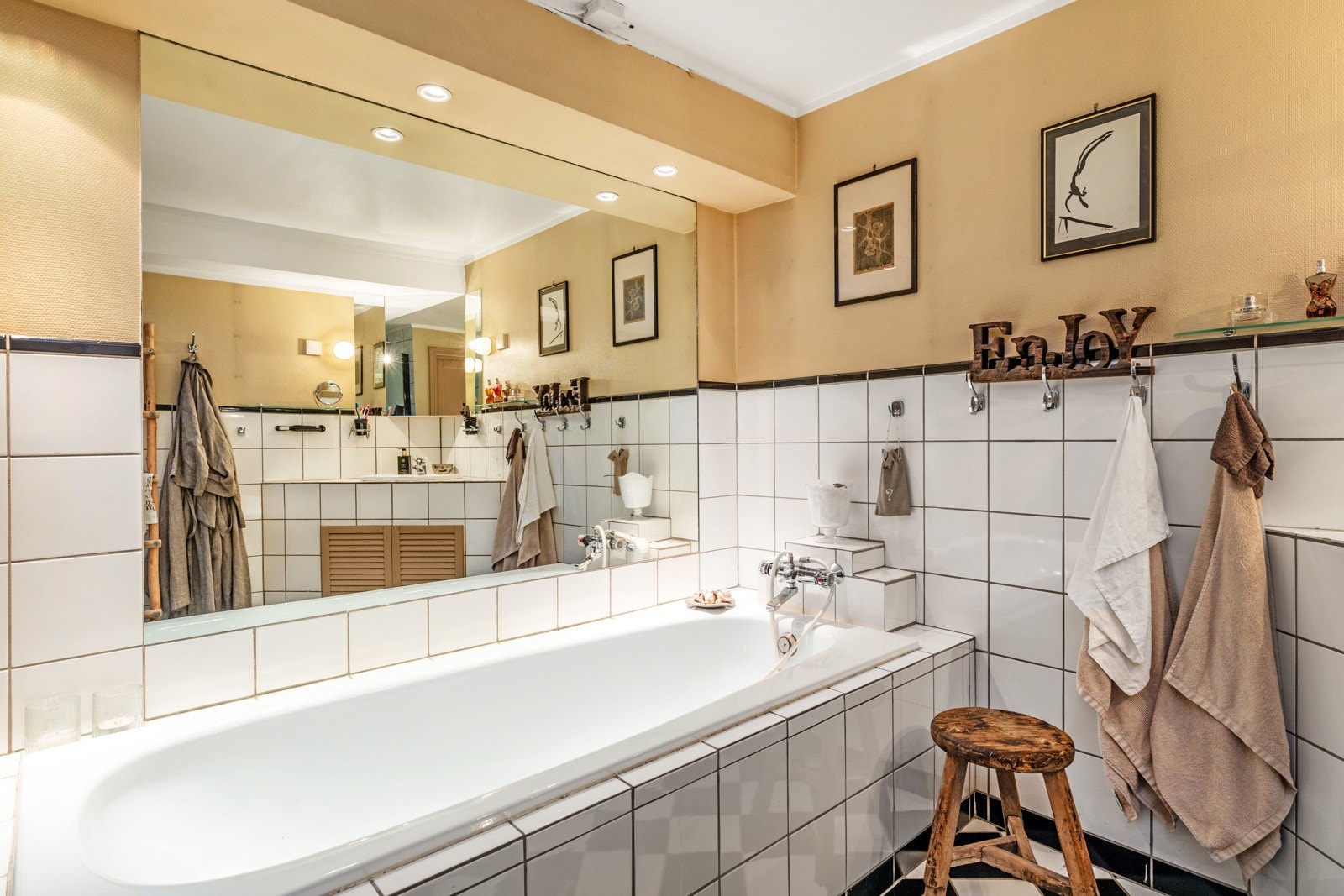 Flislagt bad med badekar. Galleribilde