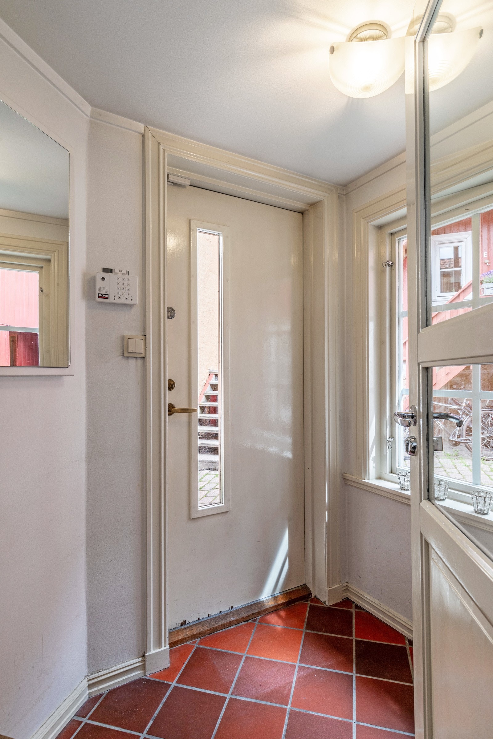 Entre fra gårdsrommet. Galleribilde