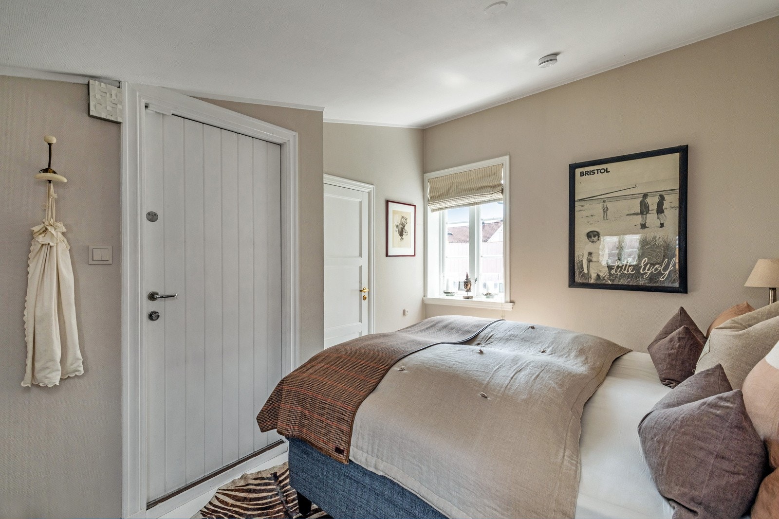 Hovedsoverom med inngang til wc Galleribilde