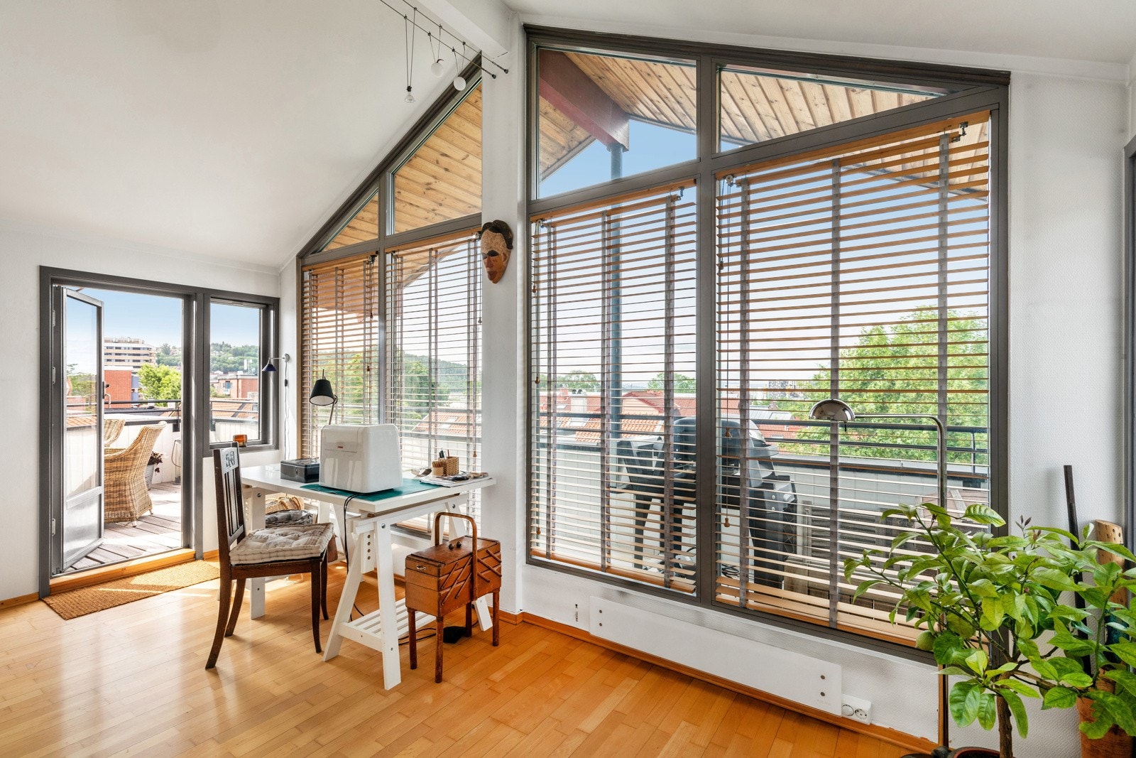 Velkommen inn til en nydelig og meget innholdsrik enebolig på Kampen ! Flott loftsstue/ mulighet for soverom nr 4. Utgang til takterrasse Galleribilde