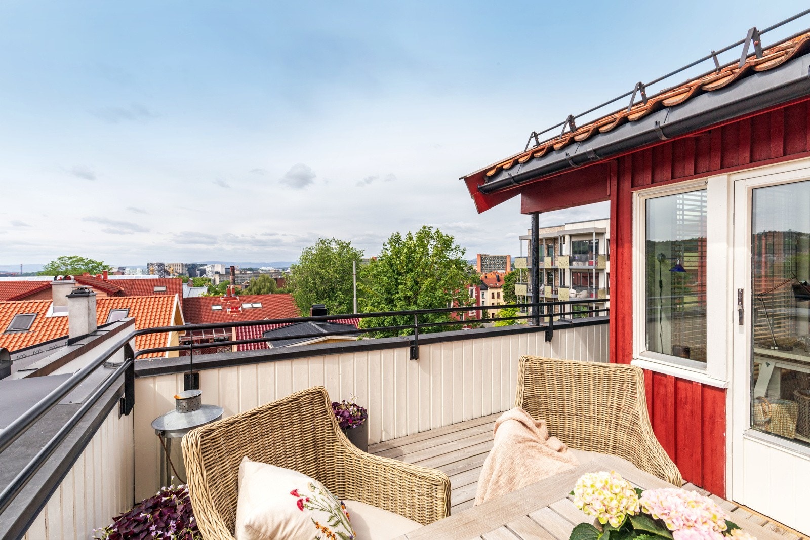 Flott takterrasse med utsikt over byen. Galleribilde