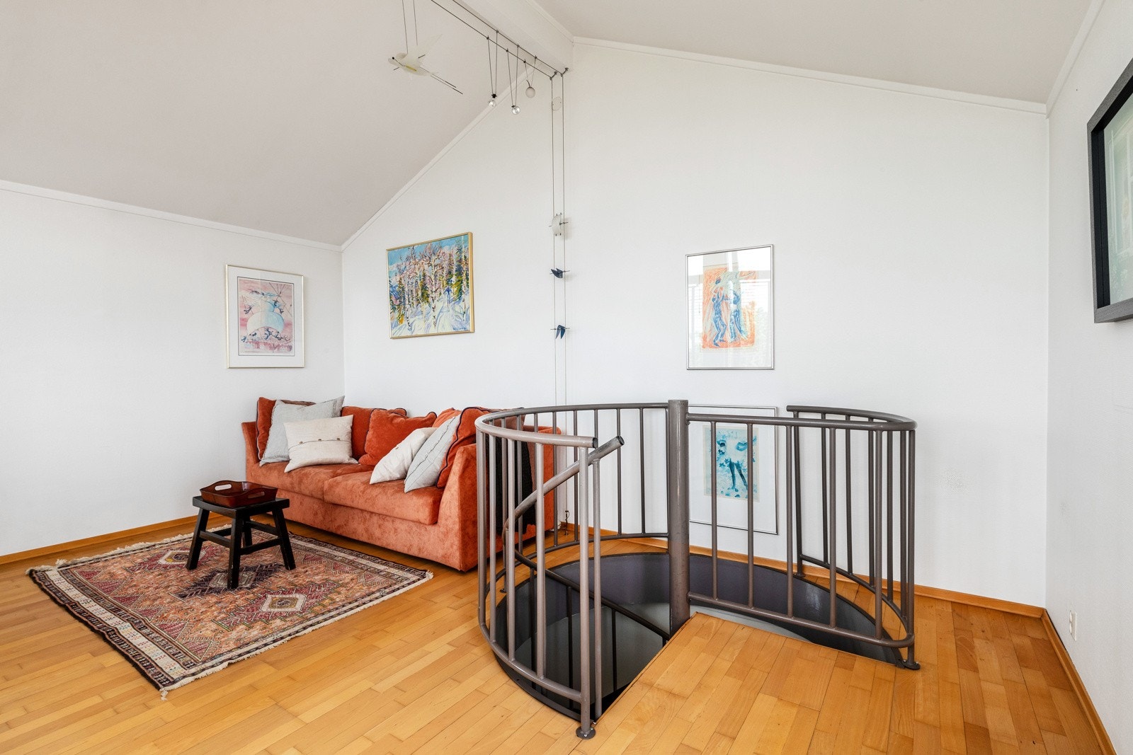 Vindeltrapp ned til stue. Galleribilde