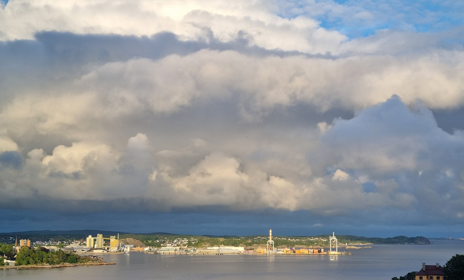 Havneområdet i trolsk lys. Galleribilde