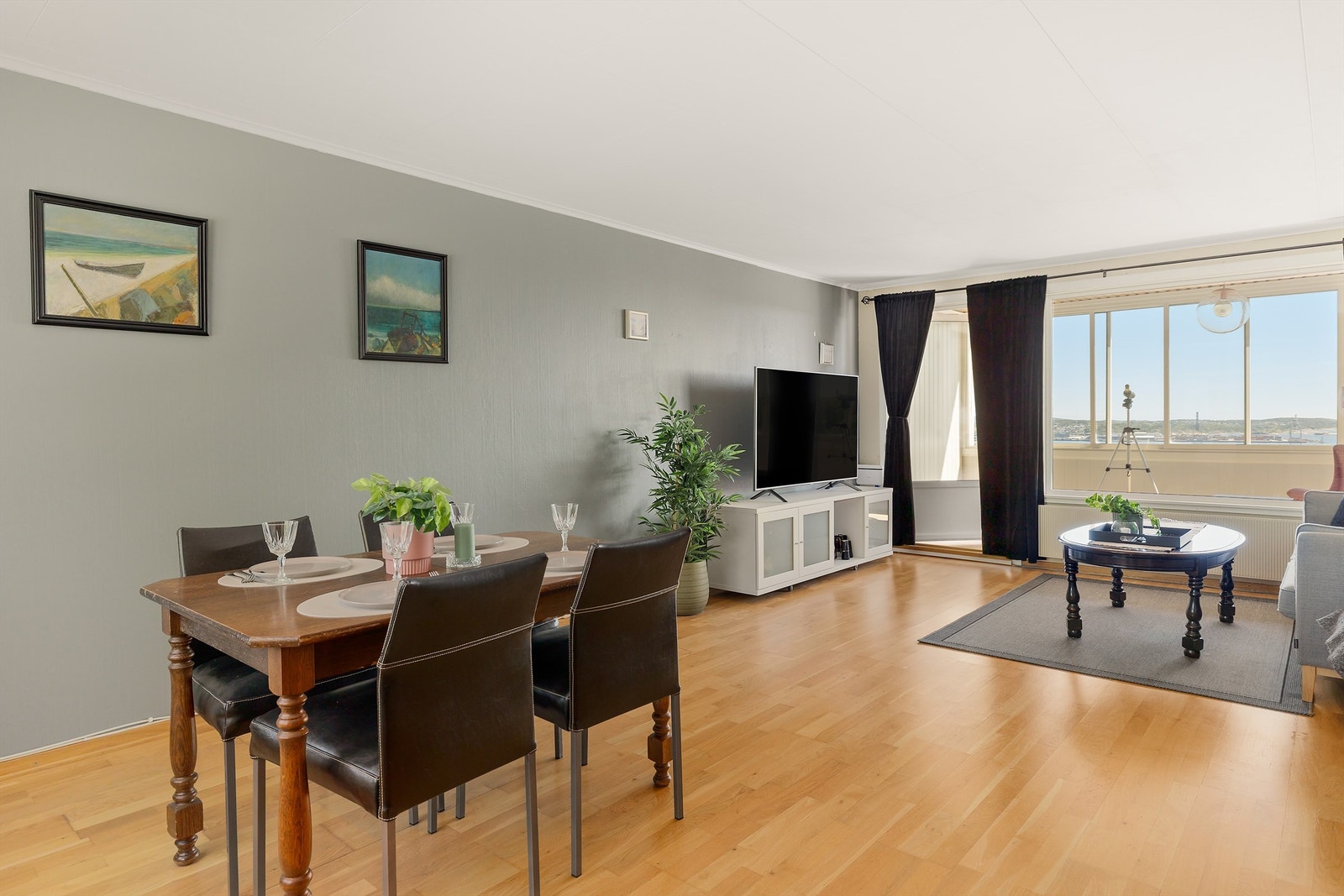 Spisestue og stue med utgang veranda. Galleribilde