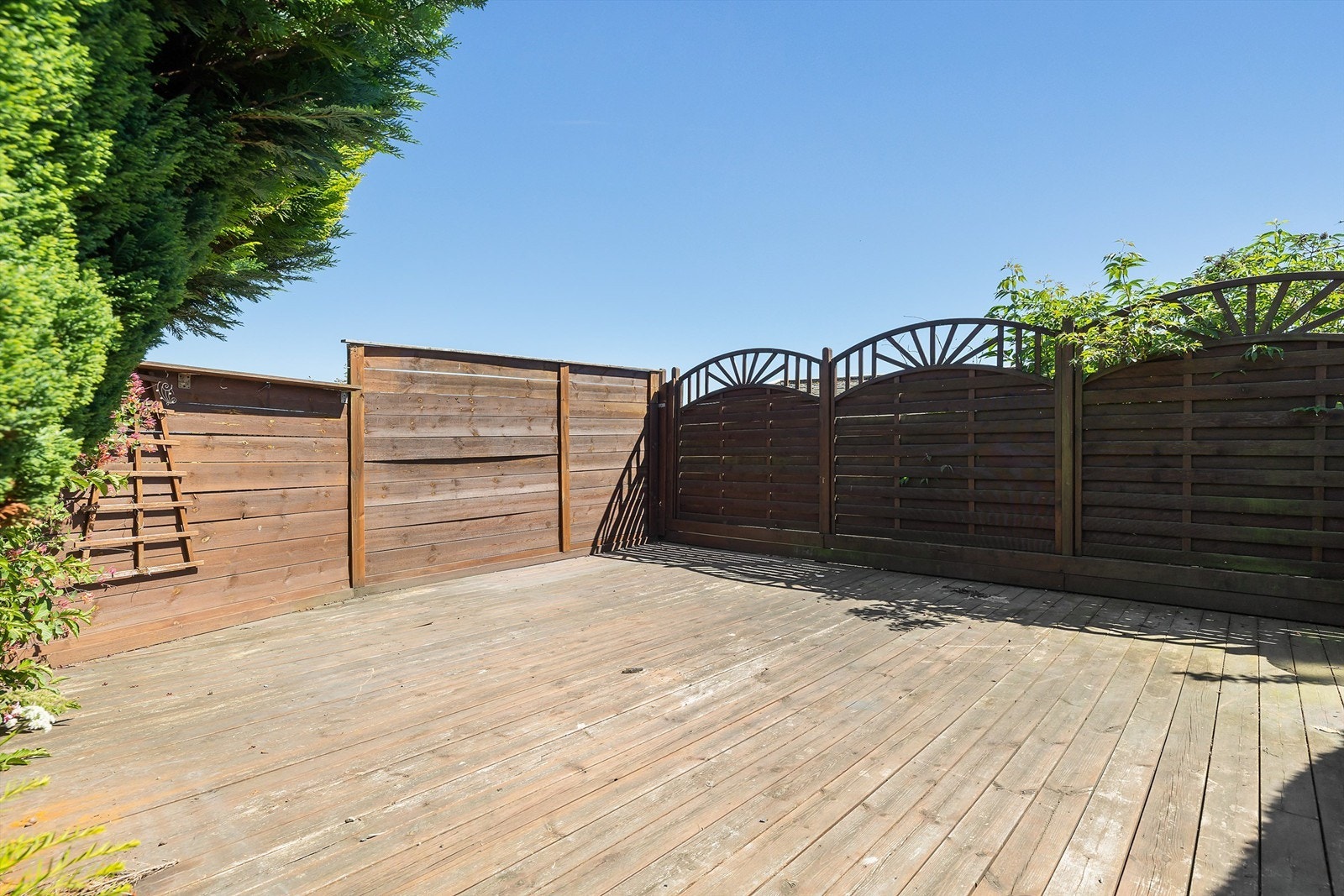 Terrasse i hage Galleribilde