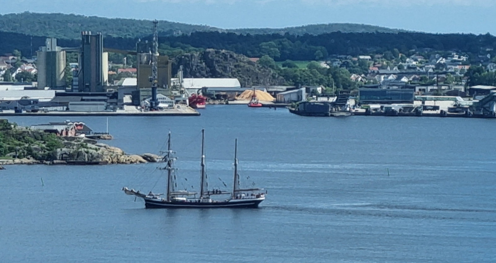 På fjorden er det alltid noe spennende å se på ! Galleribilde