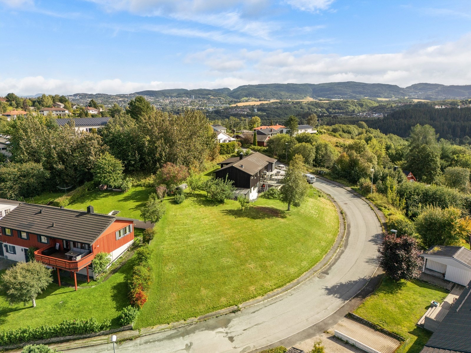 Tomten er på ca 638m² og nyter svært gode solforhold. Galleribilde