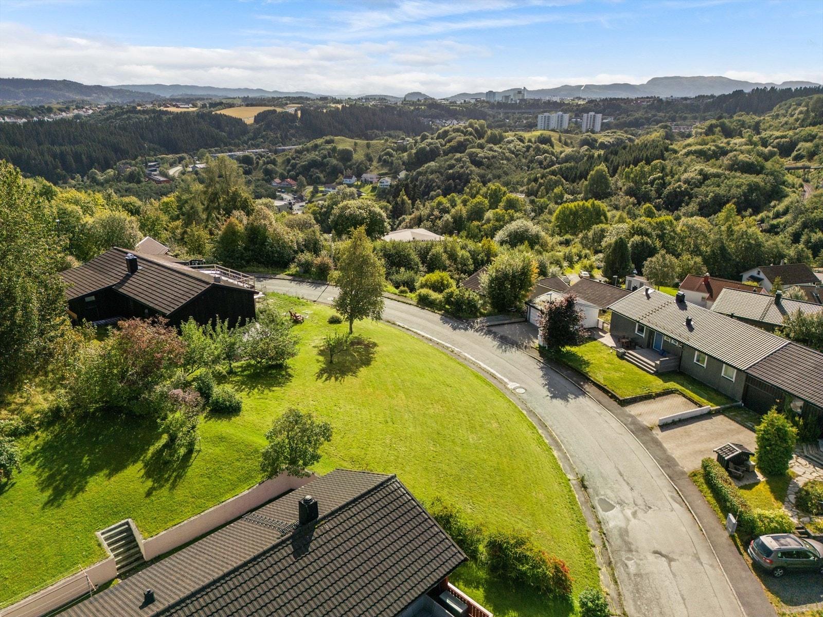 Tomten har attraktiv beliggenhet på Byåsen. Her er det kort vei til barnehage, dagligvare og kollektiv transport. Galleribilde