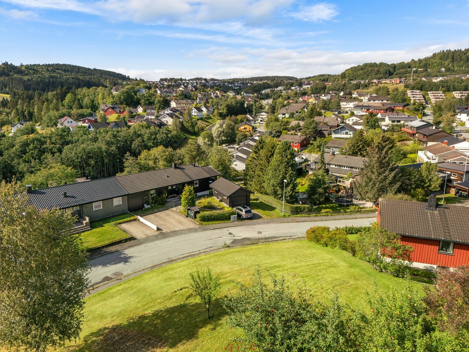 Tomten ligger i et skjermet og rolig boligområde som passer utmerket for de aller fleste. Galleribilde