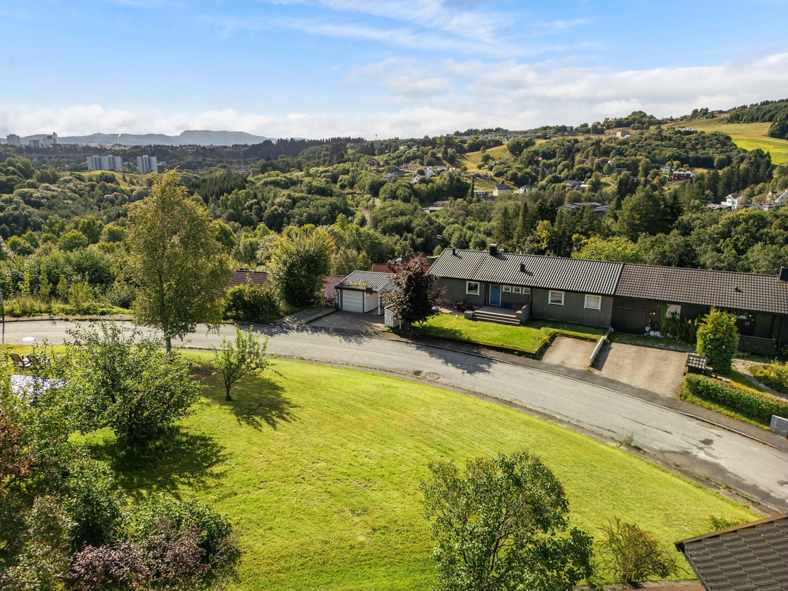 Fra eiendommen er det 400m til dagligvarebutikk, og ca 1.1km til barnehage. Galleribilde