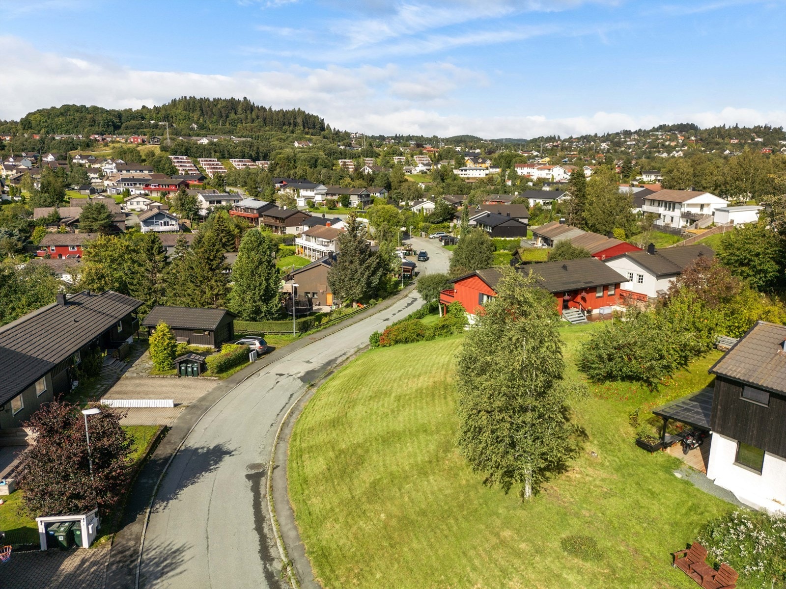 Det er også kort vei til marka, noe som gjør det til en utmerket posisjon for friluftsinteresserte å realisere boligdrømmen. Galleribilde