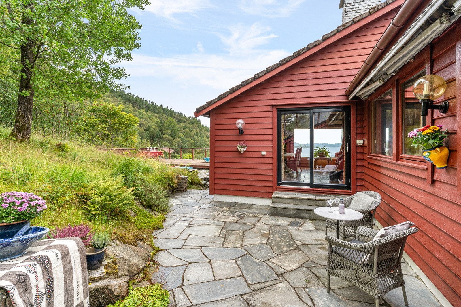 Hagen er pent opparbeidet og har flere ulike soner. Det er tursti til Damsgårdsfjellet fra egen hage. Galleribilde