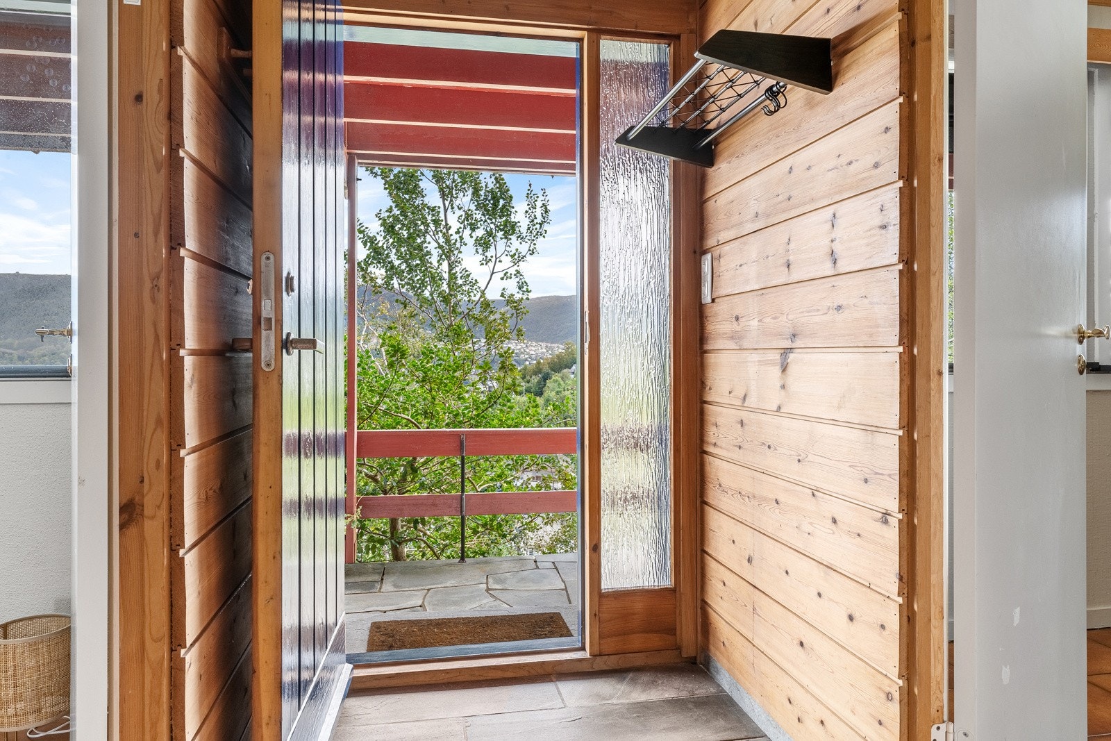 Det er en egen tilgang til boligens to siste soverom og bad. Det er også tilkomst fra hallen i underetasjen. Galleribilde