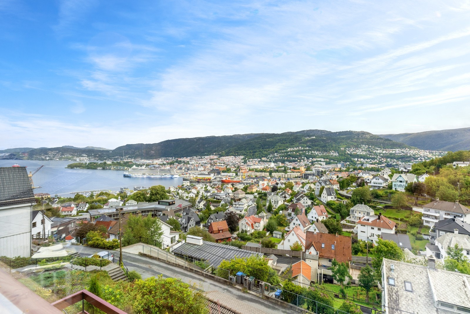 Her har du en nydelig utsikt over Byfjorden, Fløyen og Ulriken. Galleribilde