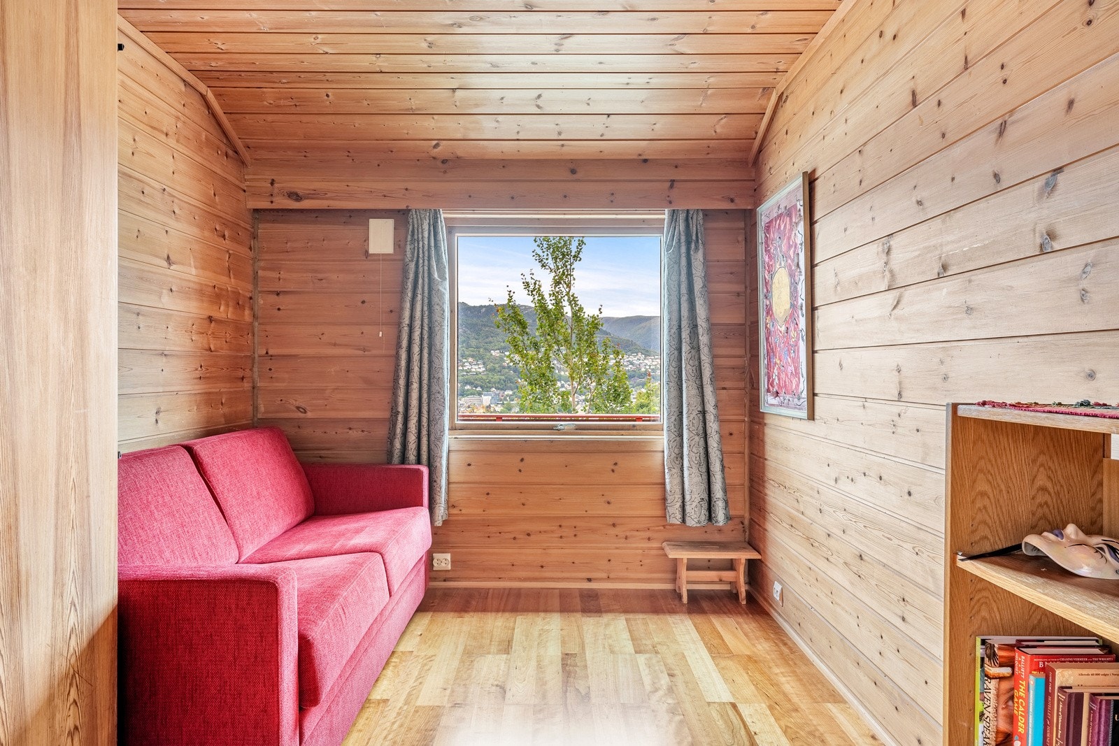 Soverommene er av god størrelse med god plass til seng, garderobeskap og annet ønskelig møblement. Galleribilde