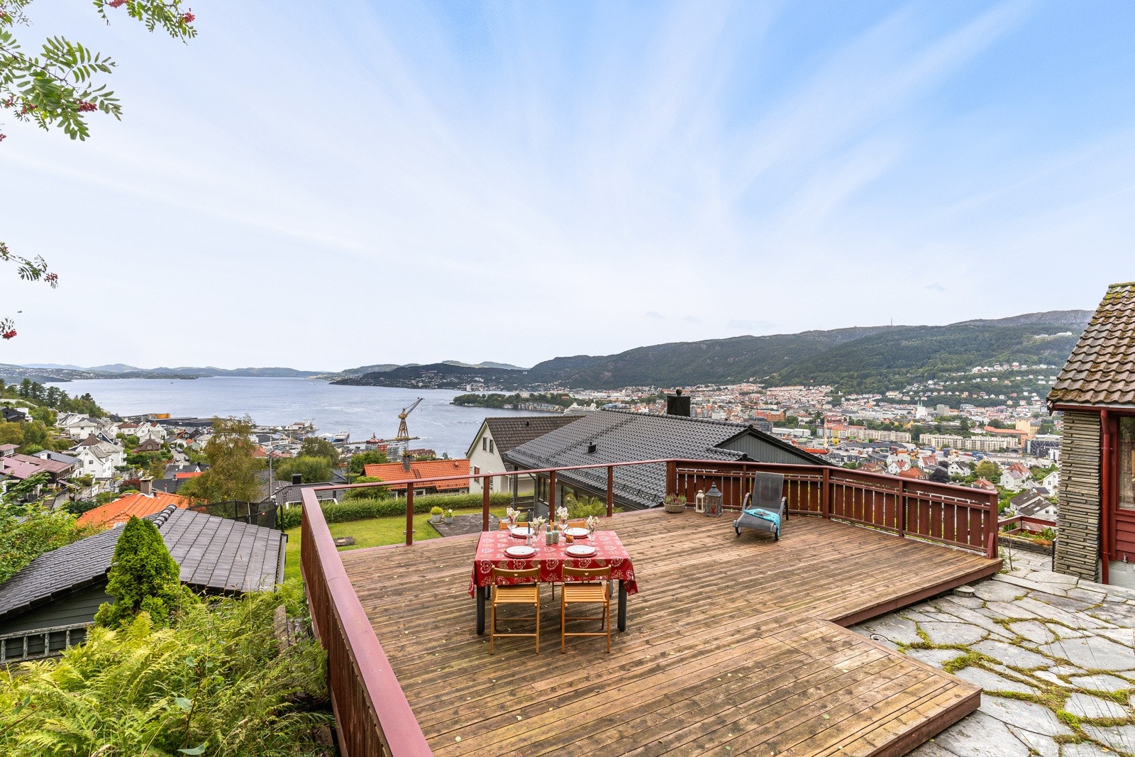Det er utebasseng i hagen, selger har bygget terrasse over som er mulig å fjerne. Galleribilde