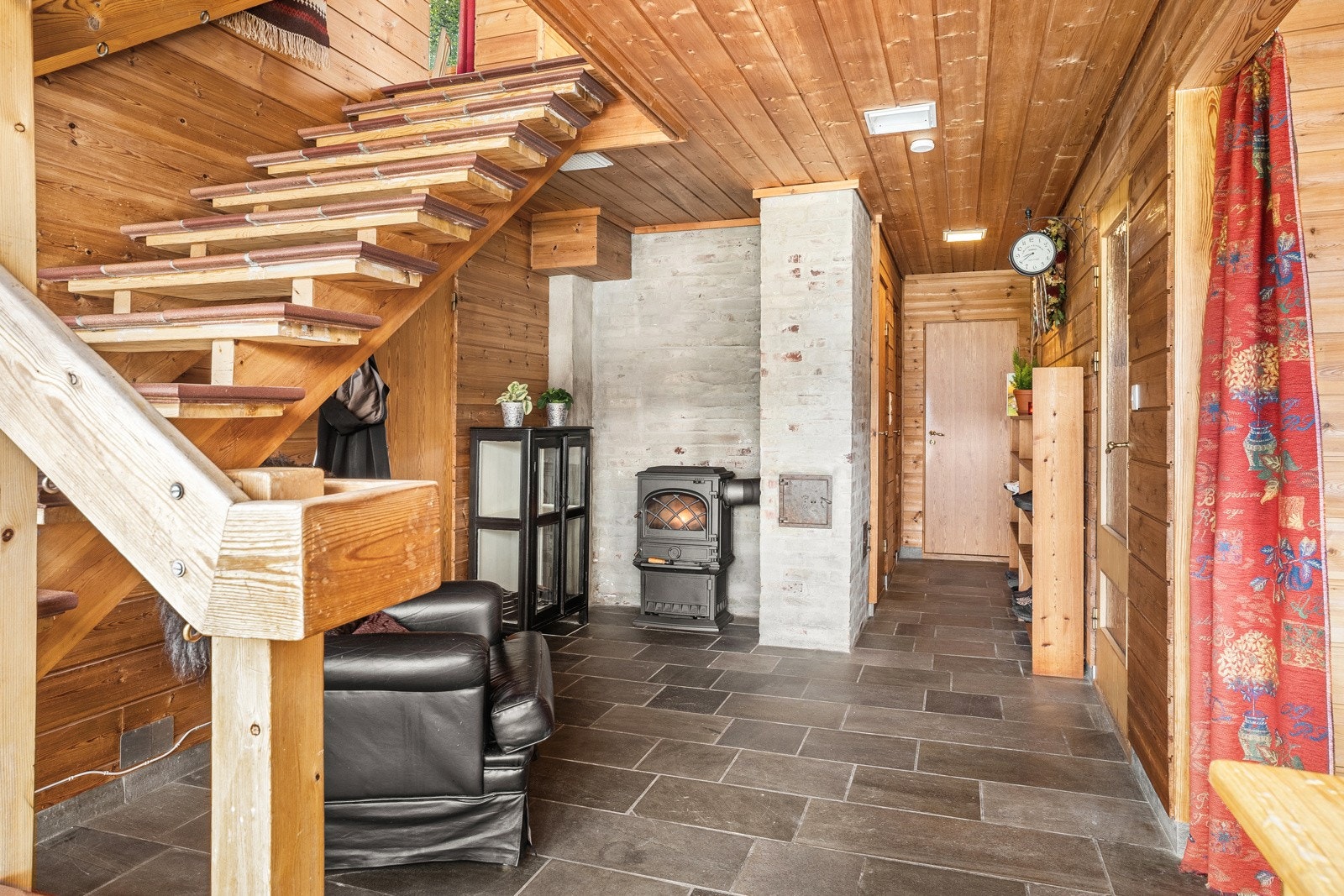 Du har en praktisk varmepumpe i trappen og en peisovn i underetasjen som avgir godt med varme. Galleribilde