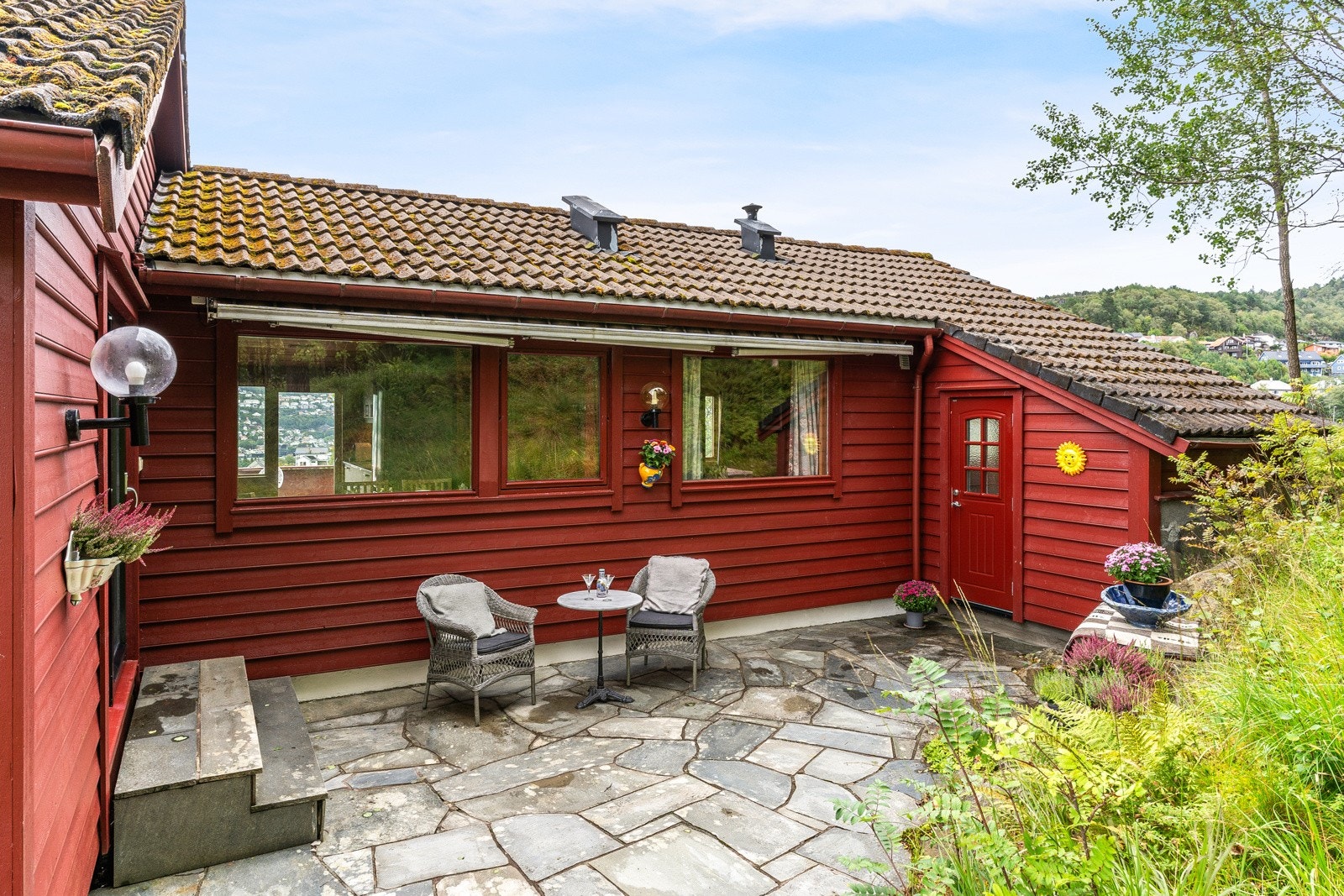 Privat og skjermet uteplass. Kledningen på huset på skiftet i 2012. Galleribilde