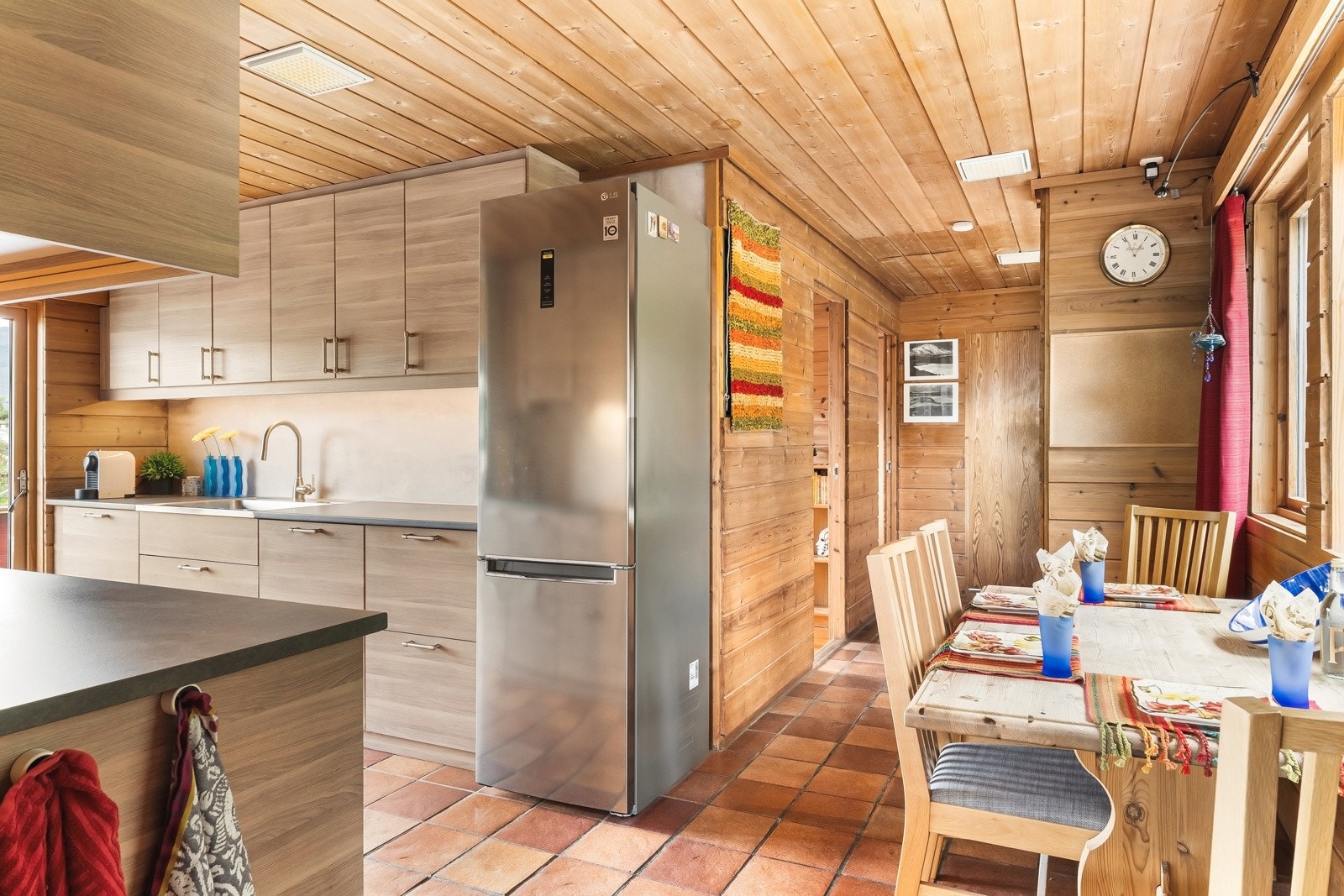 Boligen har separat kjøkken fra 2016 med innredning bestående av slette fronter og benkeplate av laminat med nedfelt oppvaskkum. Galleribilde