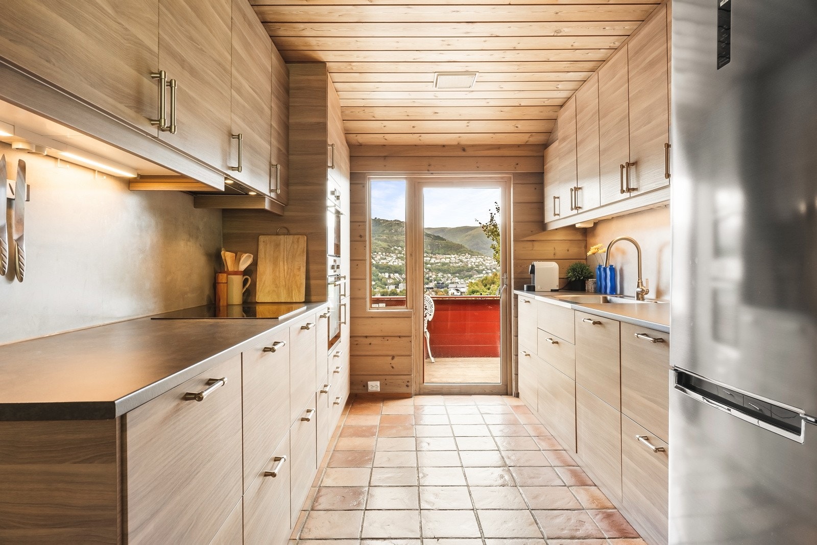 Av hvitevarer er det integrert stekeovn, platetopp, oppvaskmaskin og mikrobølgeovn. Galleribilde