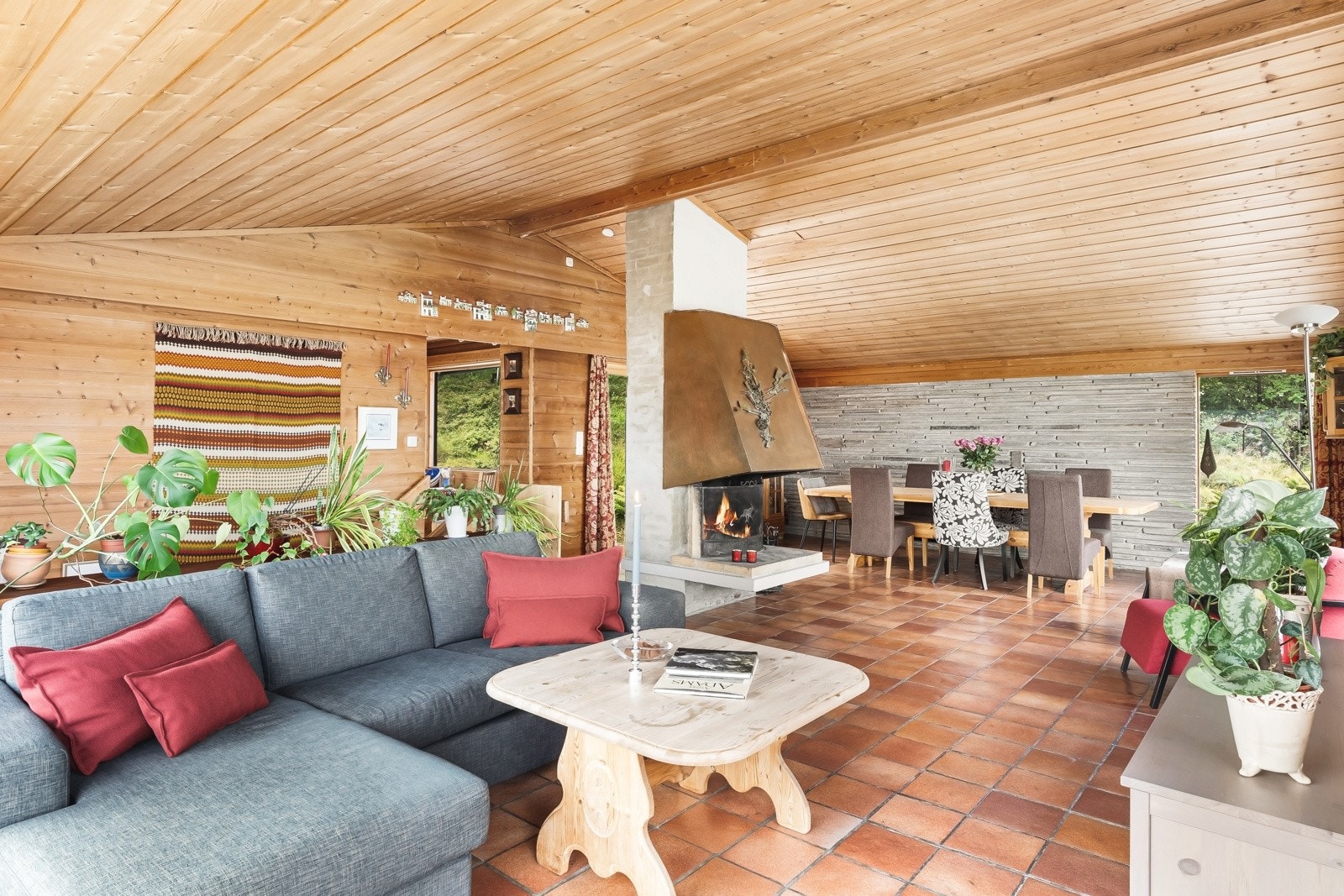 Stuen gir flere innredningsmuligheter. Her er det god plass til en koselig sofagruppe og en sone til spisestue. Galleribilde