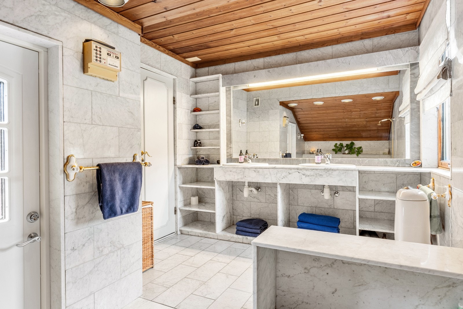 Det er også gulvstående toalett og naturlig avtrekk i himling. Galleribilde