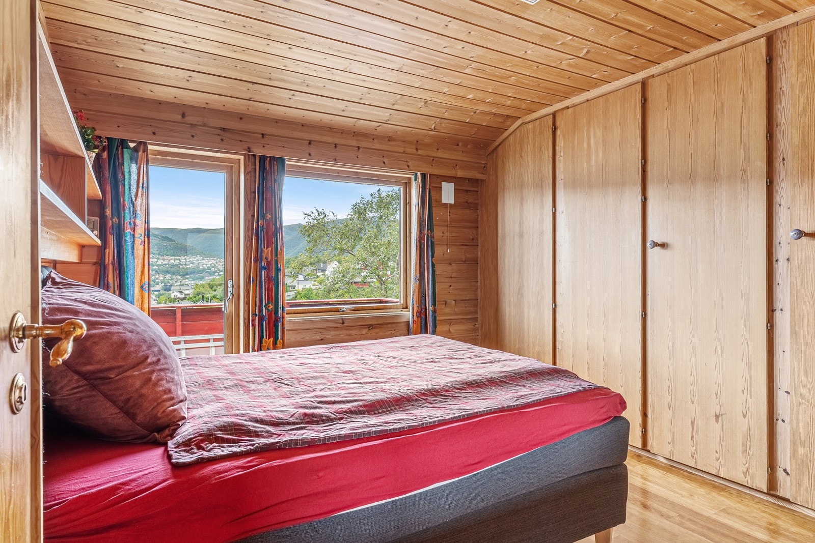 Boligen har to soverom i boligens hovedetasje. Galleribilde