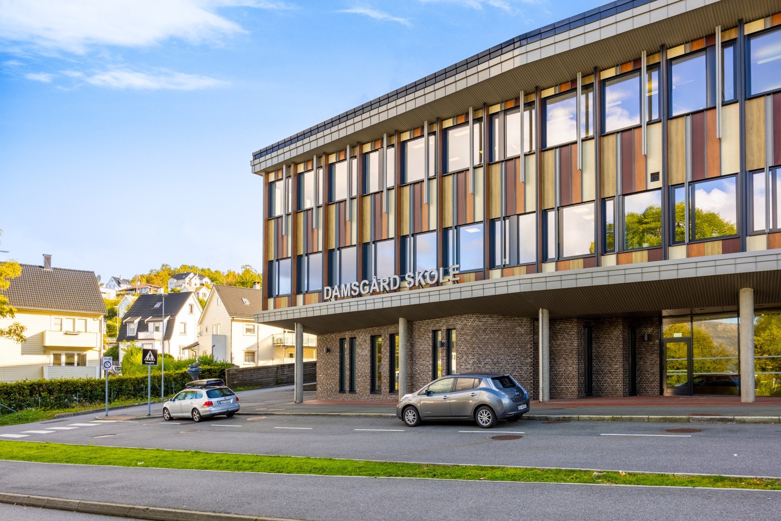 Damsgård skole er nærskolen til eiendommen. Skolen er omtrent kun 3 minutter å gå fra boligen. Galleribilde