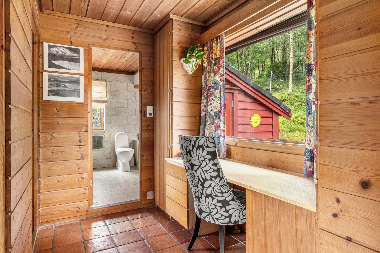 Egen kontorplass ved kjøkkenet. Galleribilde