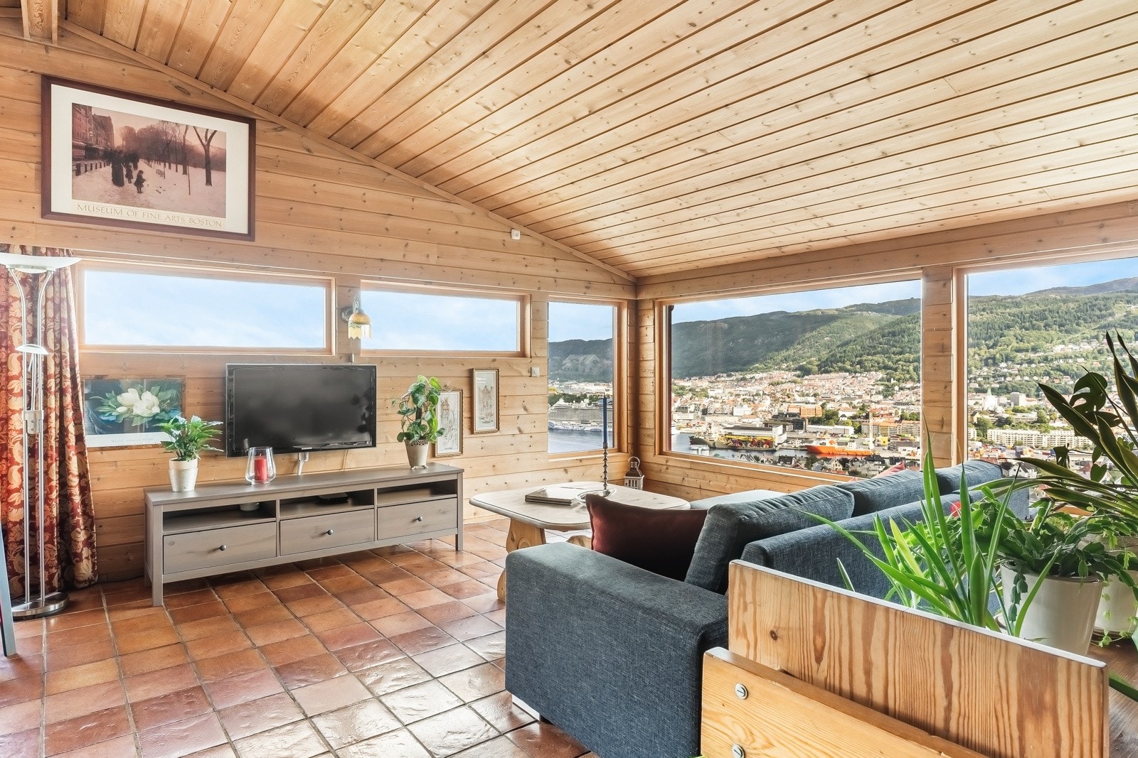 De store vindusflatene i stuen sikrer rikelig med dagslys til boligen samt utsikt over nærområdet. Galleribilde