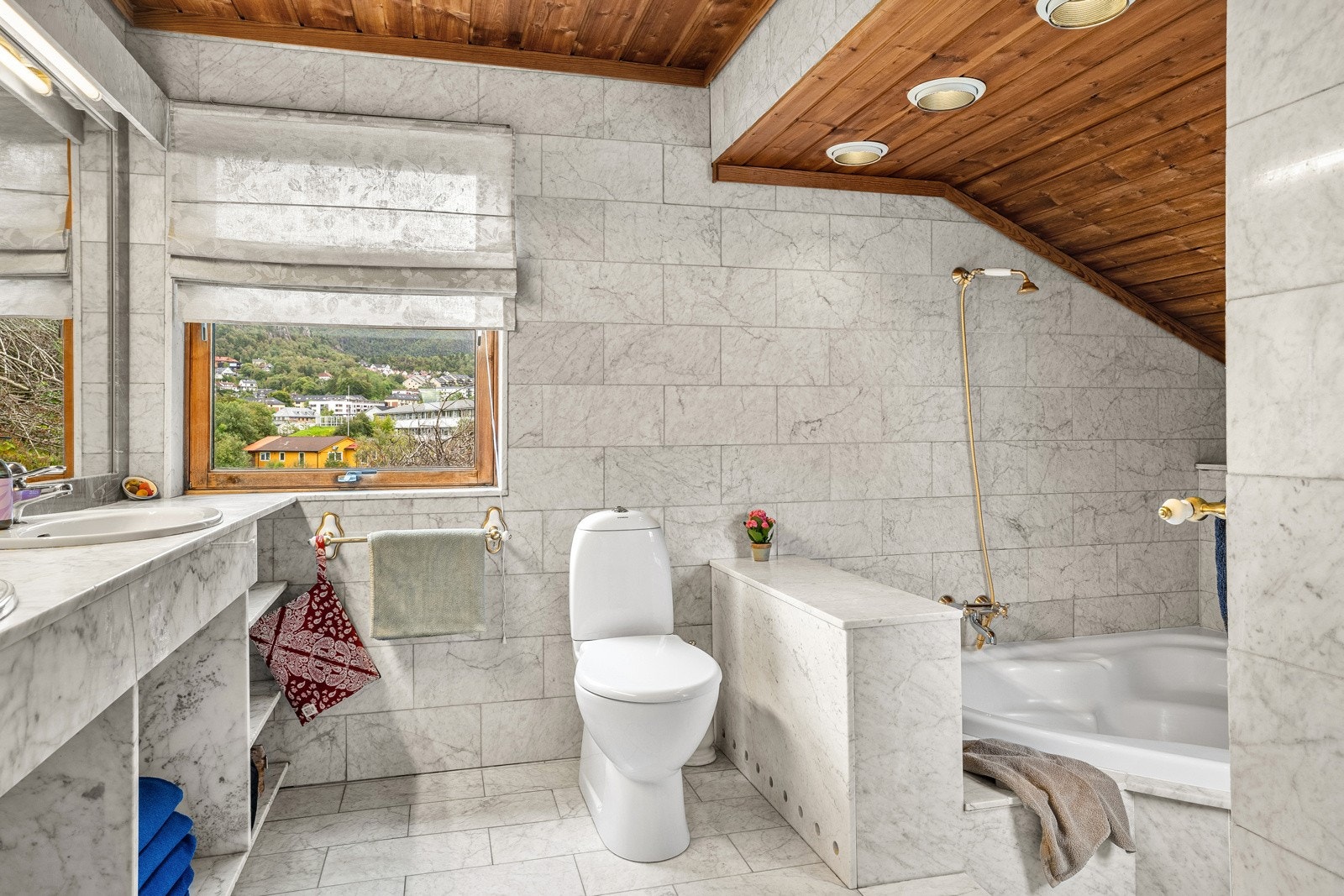 Badet i hovedetasjen er av god størrelse med importert italiensk marmor fliser og gulvvarme. Galleribilde