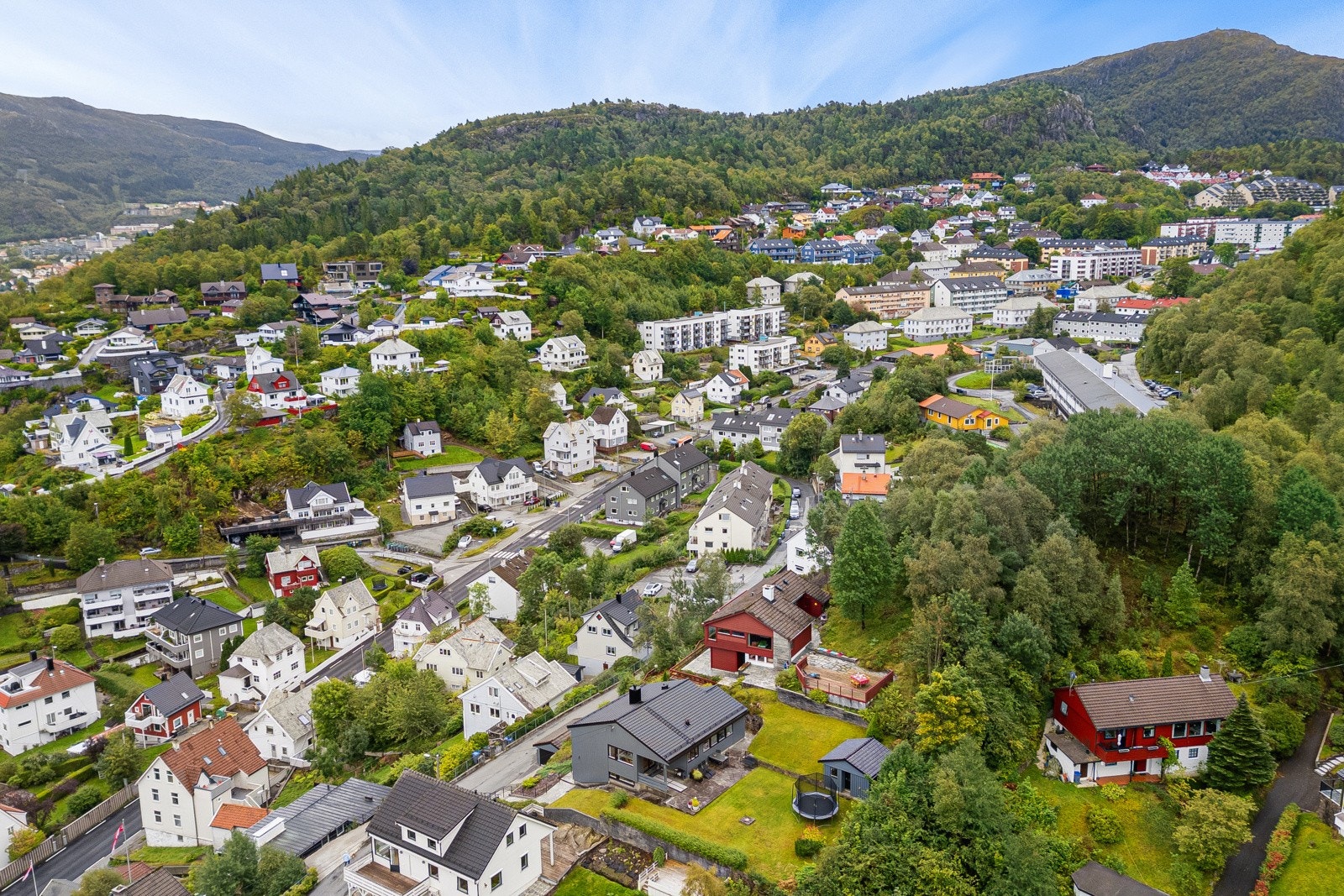Dette en velholdt bolig med flotte uteområder som byr på gode solforhold og en fantastisk utsikt! Galleribilde