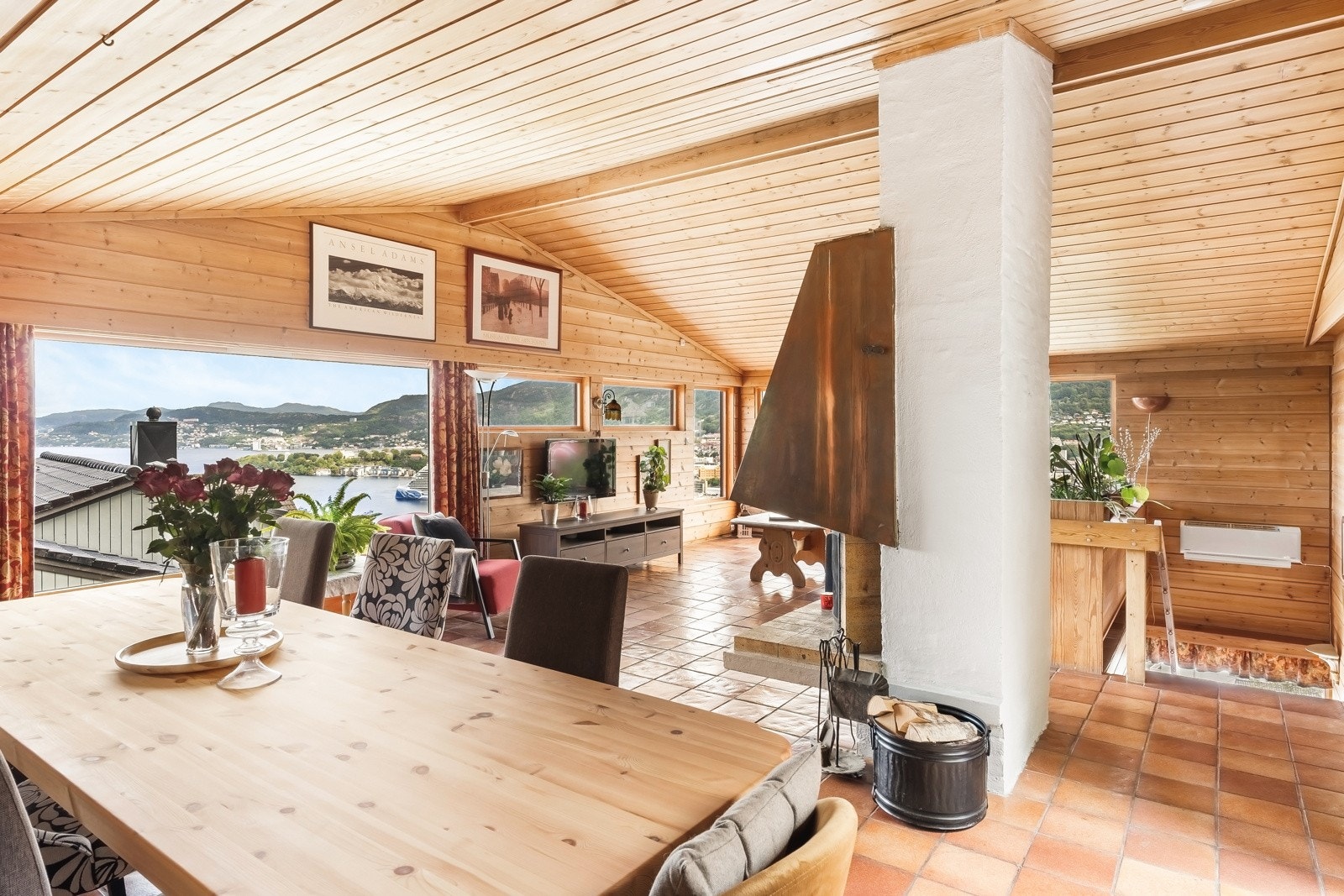 Her er det god plass til å invitere venner og familie til et hyggelig middagsselskap. Galleribilde