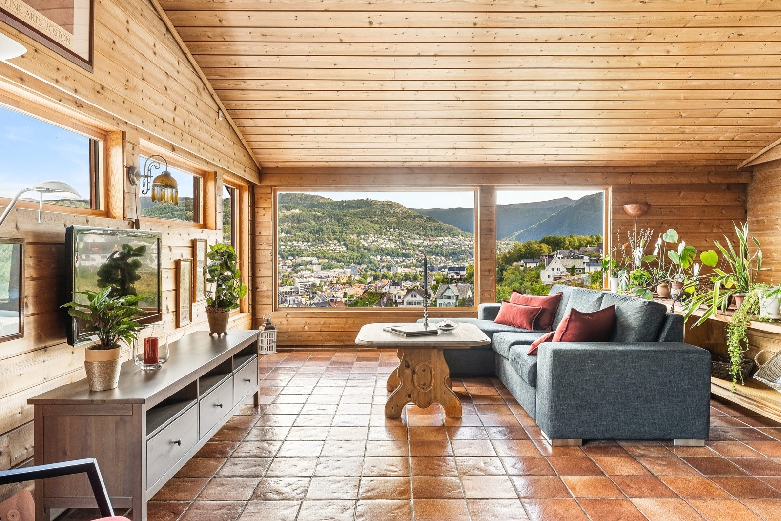 Boligen har god planløsning, med en stor og åpen stue som gir gode lysforhold gjennom hele året. Galleribilde