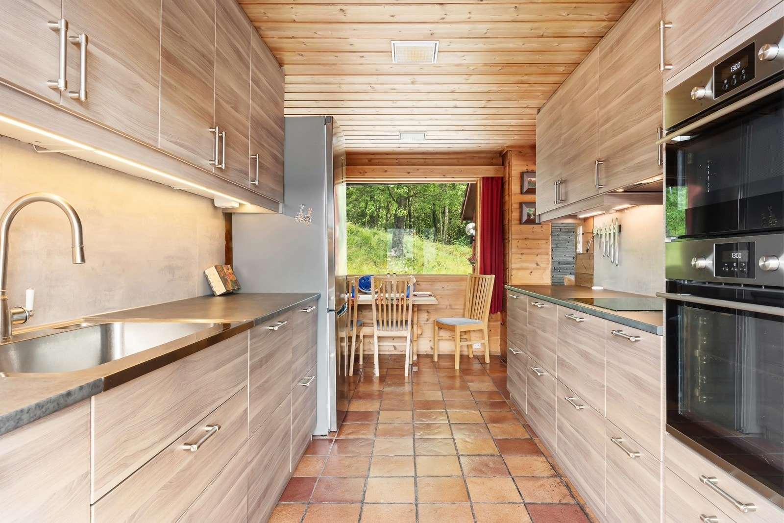 Fra kjøkkenet er det utgang til l østvendt balkong på ca. 19 kvm. Galleribilde