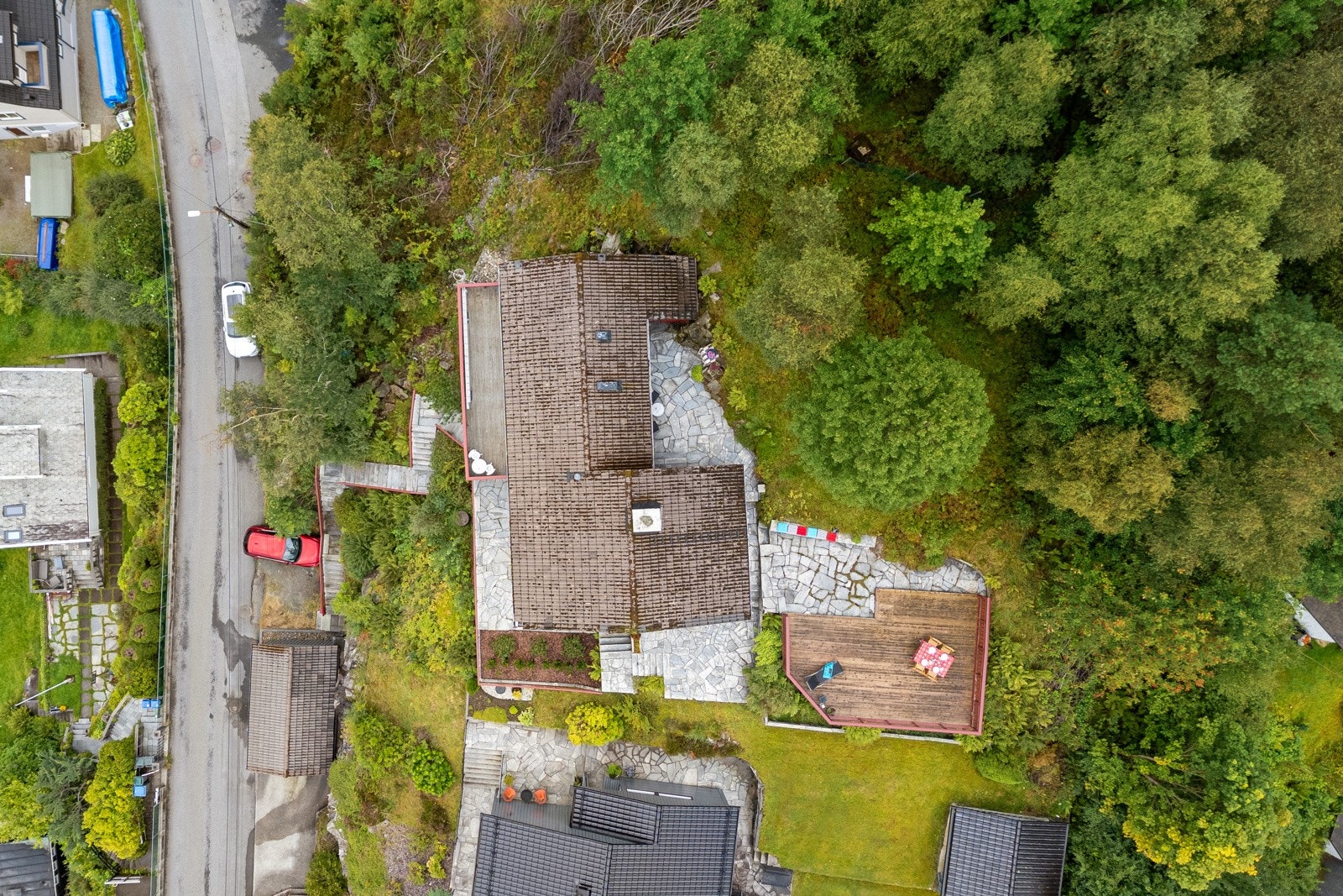 Boligen har stor tomt som måler 1069 mål. Galleribilde