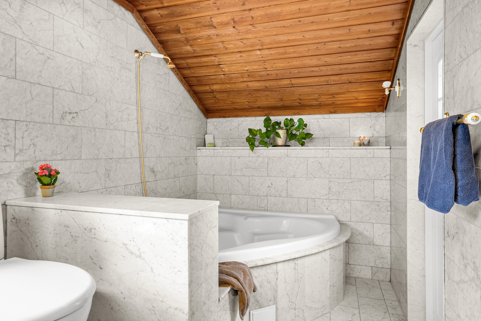 Badet er innredet med et stort badekar, flott servantinnredning med dobbel overpåliggende servant, speil og belysning Galleribilde