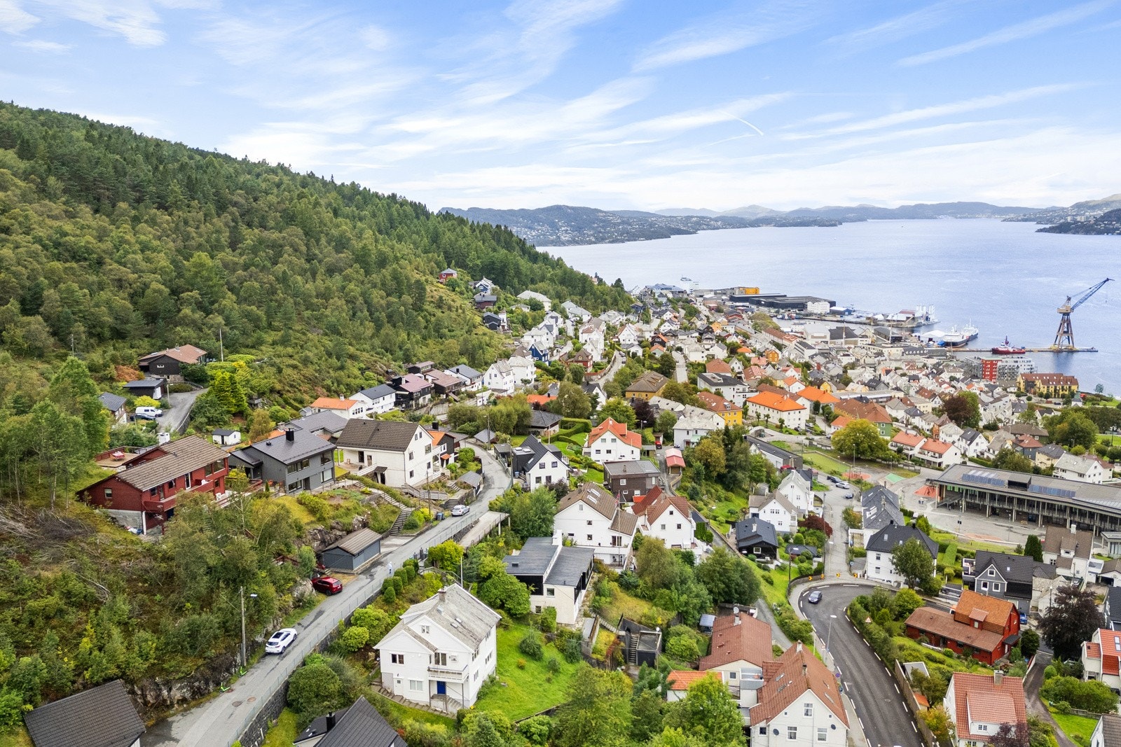 Boligen ligger flott plassert i et rolig og barnevennlig boligområde med lite gjennomgangstrafikk. Galleribilde