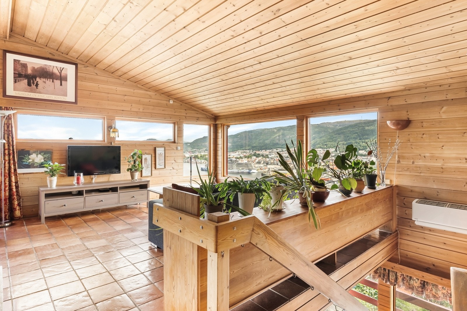 Du får også den fantastiske utsikten fra vinduene. De fleste vinduene i stuen er byttet til selvrensende vinduer i 2018. Galleribilde